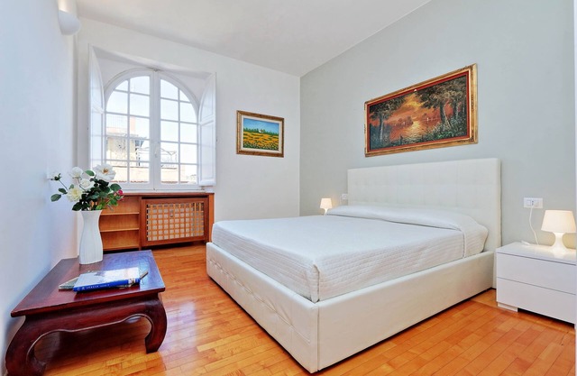 Rome Colosseum Vacation Rental - Spacious Apartment Ancient Rome 3BR/2B Wi-Fi