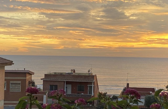 Rome w/Seaview-Newly Remodeled, Spacious, Comfortable, Clean, WiFi, FreeParking