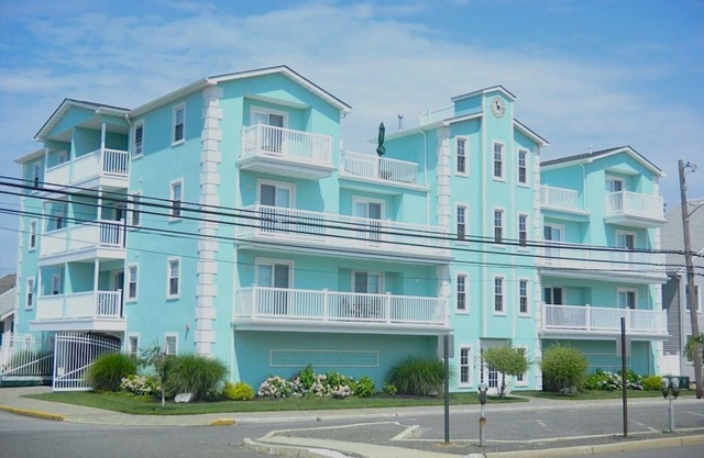 Roof top pool & game room, 2 blocks to beach, 3/bedrooms, beach passes included