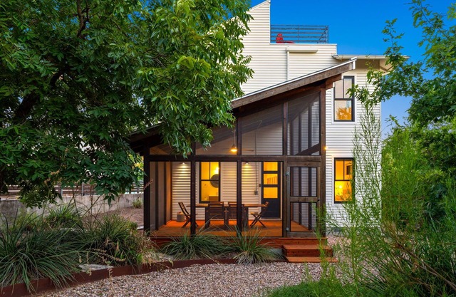 Rooftop Deck | 5 mins to downtown | Sleeps 6
