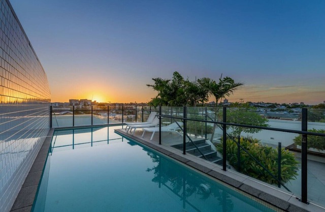 Rooftop Pool & View! Stylish 2-Bed w/Ducted A/C