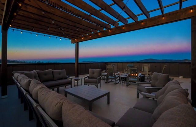 RoofTSumLo: Views! POOL, Sky Lounge/Deck, Theater, Games, HotTub, Wifi, Fire Pit