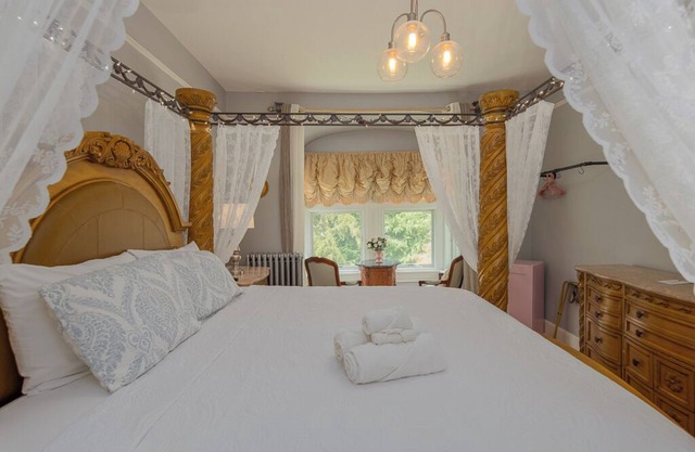 Room 2 at The Warwick Inn – Cozy Elegance in the Heart of Town