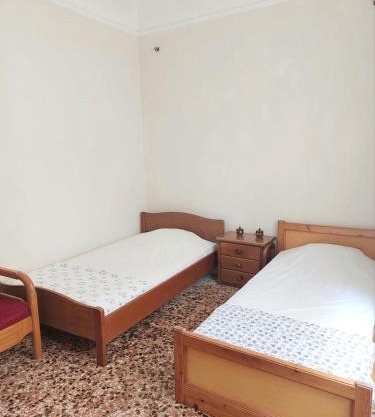 Room for 2 in a dormitory 5' from metro