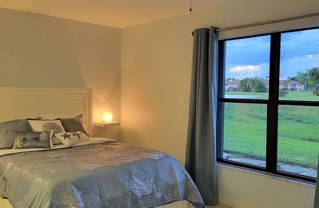 ROOM FOR RENT, not the entire home: 5 min from Downtown, the Beach & Shops