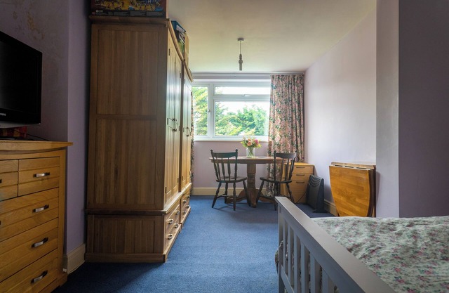 Room in shared house in leafy suburban road. London Zone 4