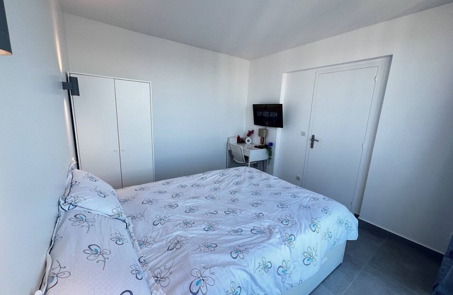 Room Only-Serene stay with Chinese family