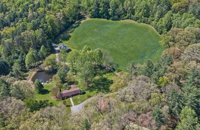 Room to Roam | Delightful Country Farmhouse |Fireplace, Firepit & Fishing Pond