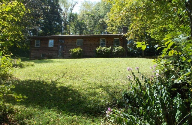 Roomy Relaxing House Large Yard Stores Restaurants Trails Lake River Paved Drive