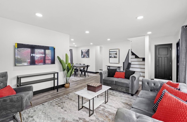 Roomy Retreat–Family&Friends|2 King Beds|Game Room | Valpo University | Dunes