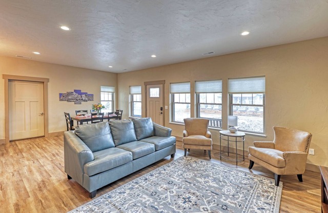 "Roosevelt’s Retreat: A Rough Rider’s Haven!" Near Mt. Rushmore - This two-bedroom condo is your perfect home base for adventure and relaxation. Just minutes from Mount Rushmore, Crazy Horse Memorial, Custer State Park, Sturgis, and the Badlands.