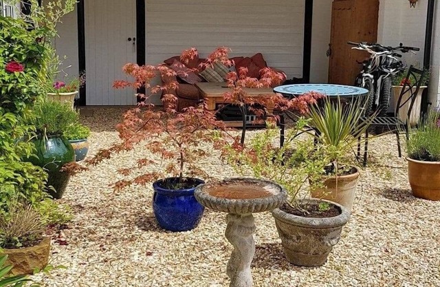 Rose Cottage, Burley. Beautiful location in New Forest. Dog friendly, sleeps 12