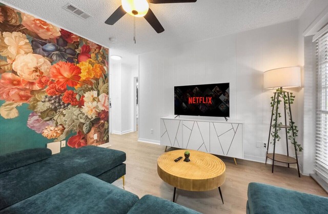 Rose Suite - Sleeps 6!| Great for ACL, F1, and UT!