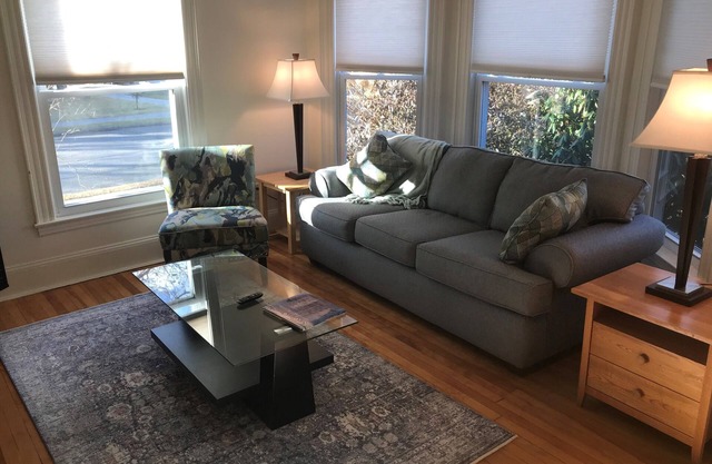 Rosemont 1st Fl: 2BR: Sunny Spacious Convenient