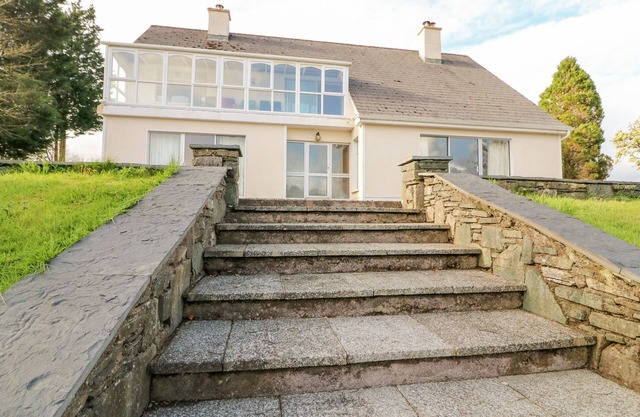 ROUGHTY BRIDGE VIEW, family friendly in Kenmare, County Kerry