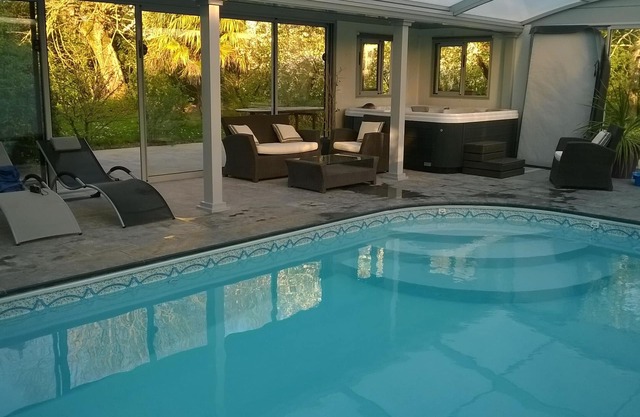 ROULOTTE GITE ACCESS JACUZZI PRIVATE AND COVERED HEATED SWIMMING POOL SAUMUR DOUE