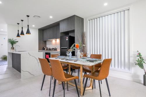 Rousehill 5Br with Pool near Shopping Centre&Train