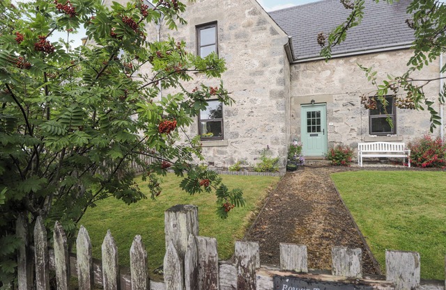 ROWAN TREE HOUSE, pet friendly, with open fire in Brora, Sutherland