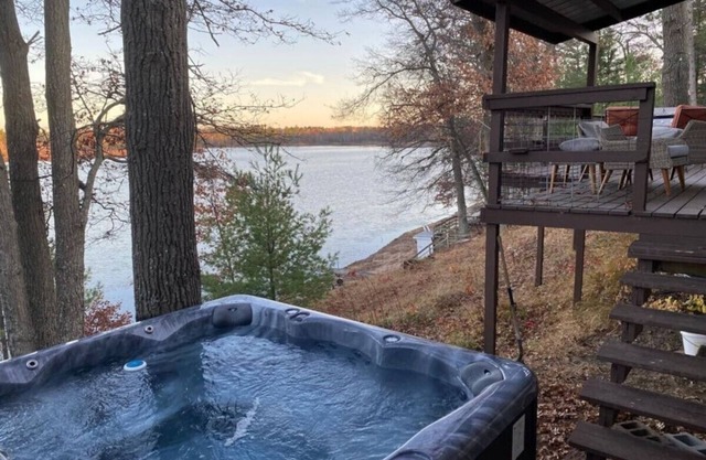 Rowyn's Resort - Cabin w/Hot Tub Lakeside Retreat