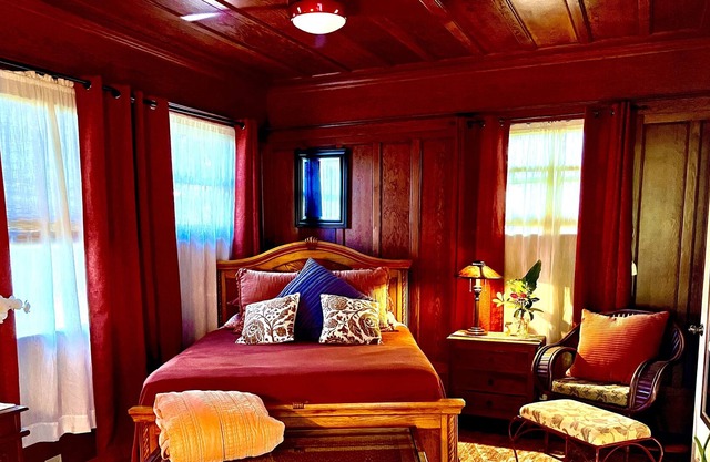 Royal Banyan Suite @ Vibrant Vegan Guesthouse/ Alcohol-free, smoke-free