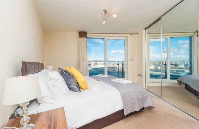 Royal Tower, 2 bed apartment, stones throw to train station and city centre