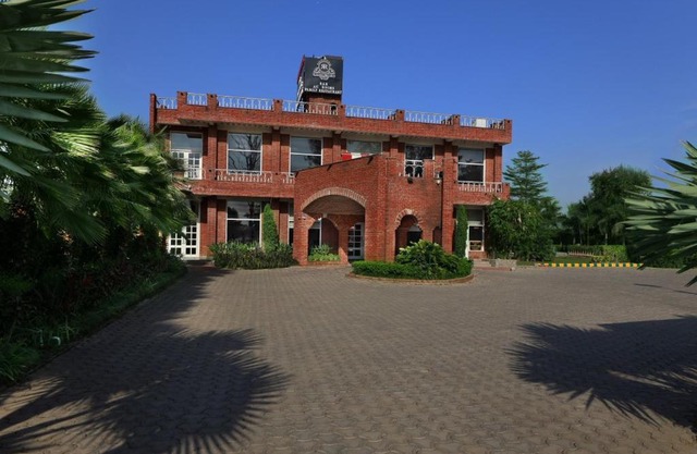 Royale Resorts