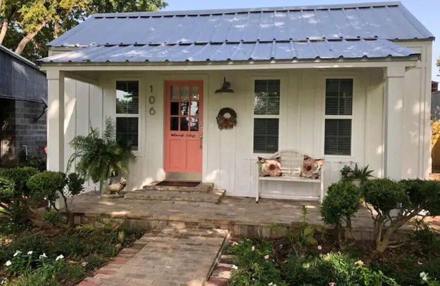Ruby's Foxcroft Cottage -Steps from Downtown!nSleeps 6, Covered Deck, Golf Cart