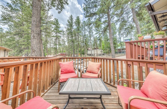 Ruidoso Home w/Balcony ~ 16 Mi to Ski Apache!