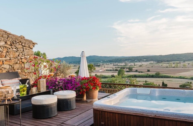 Rural house with jacuzzi in Pals