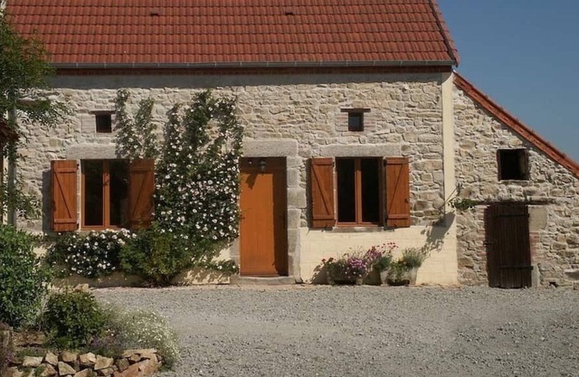Rural idyll but only a short drive to towns