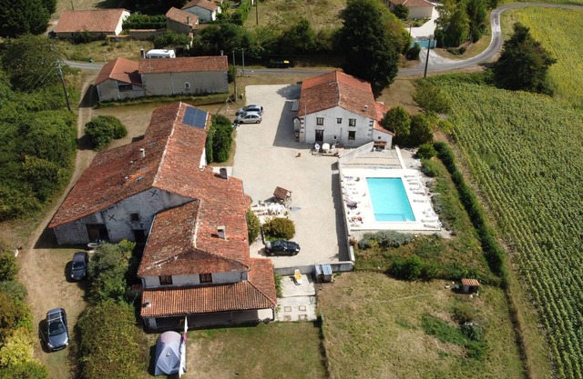 Rural retreat for 8 with amazing view, shared large pool and games barn
