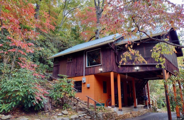 Rustic 1940's Appalachian Summer Cabin w/hot tub - Black Mountain