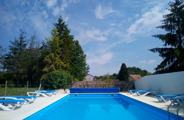 Rustic 2 bed gite sleeps 4 near Chef Boutonne