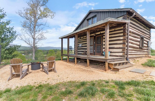 Rustic Bailey's Retreat Cabin Near Wineries!