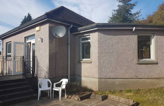 Rustic Bungalow in Leafy Settings -15mins From Glasgow Airport
