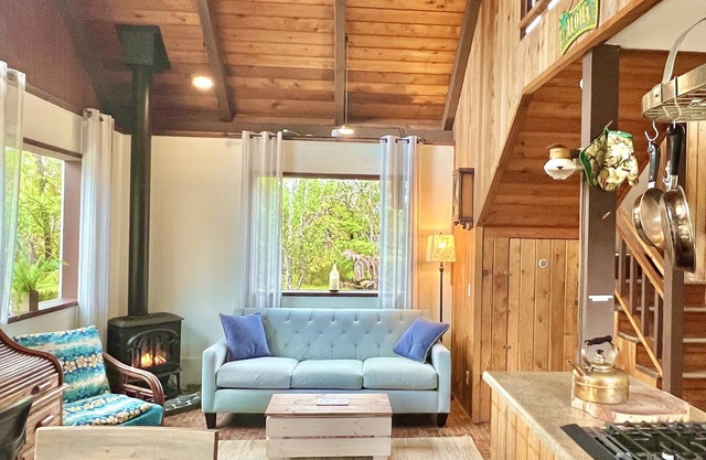 Rustic Cabin in Volcano Village