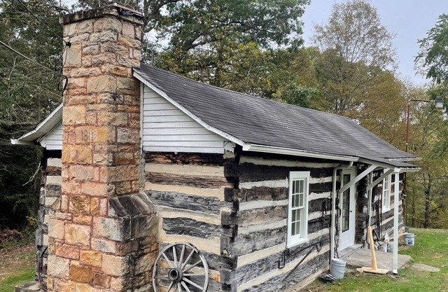Rustic Cabin minutes from New River Gorge National Park and downtown Oak Hill.