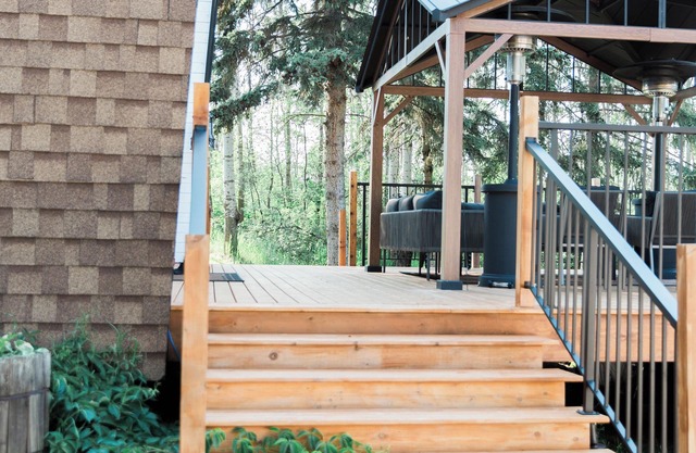 Rustic Cabin with glamour. Private, mature trees & close to provincial park