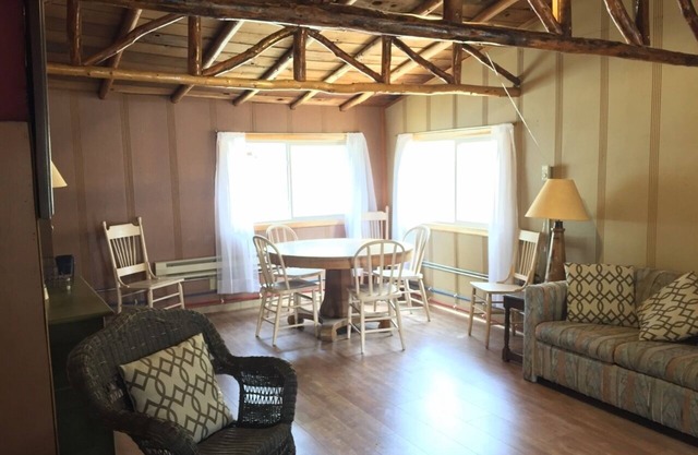 Rustic Cabin with Stunning Sunsets, minutes from town and Munising