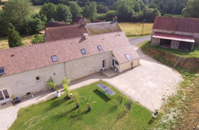 Rustic Charm & Modern Comfort: Cozy Cottage, 4 Bedrooms, Fireplace, Pet-Friendly, Outdoor Fun