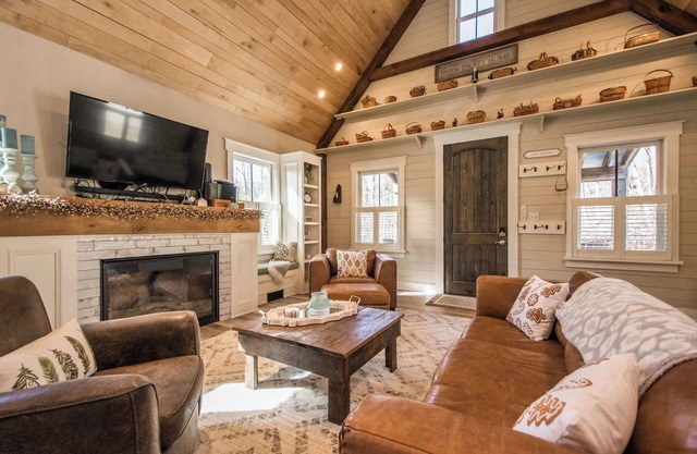 Rustic-Chic 2BR Cabin w/Clawfoot Tub | Near Trails