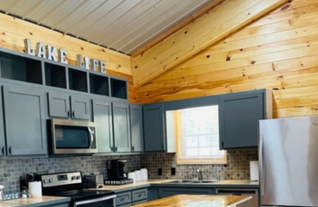 Rustic chic cabin on the lake, fire pit and peaceful lake views!
