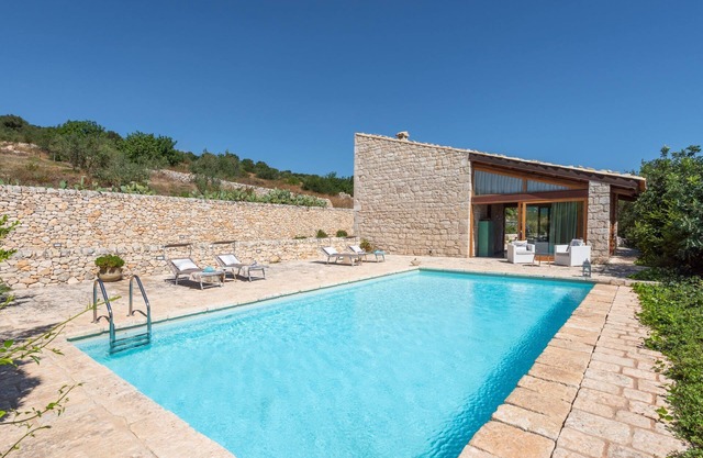 Rustic chic villa with large veranda, private pool, barbecue and free WiFi