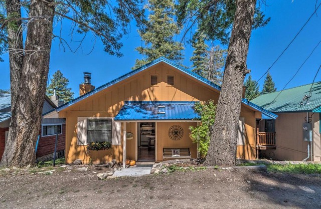 Rustic Cloudcroft Cabin with Hot Tub and Fireplace!