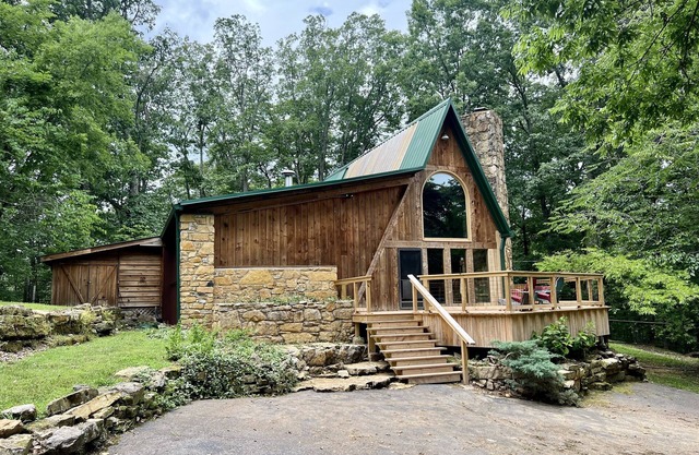 Rustic Cozy Cabin, 20 minutes from Downtown Nashville! 30 day minimum stay