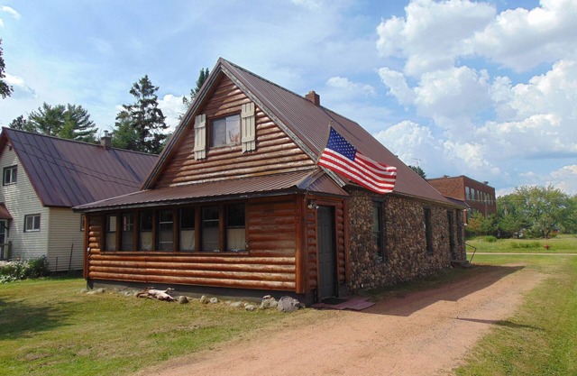 Rustic Cozy Cottage! Snowmobile,ATV Trails, Bond & Agate Falls, Bruce Crossing!