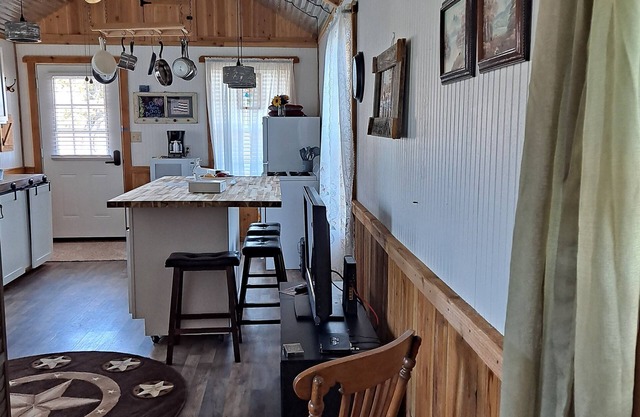 Rustic cozy cottage. Country living at irs best. Travel down tree lined roads.