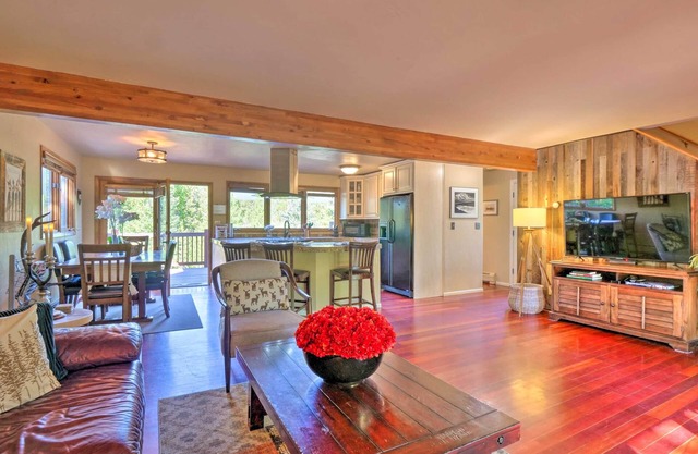 Rustic Elegance- 10 min walk to Main, Mountain Views & Direct Access to Trails!