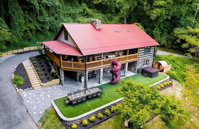 Rustic Elegance, Theatre, Arcade, Sauna, and Mountain Views @ Beaver Cabin