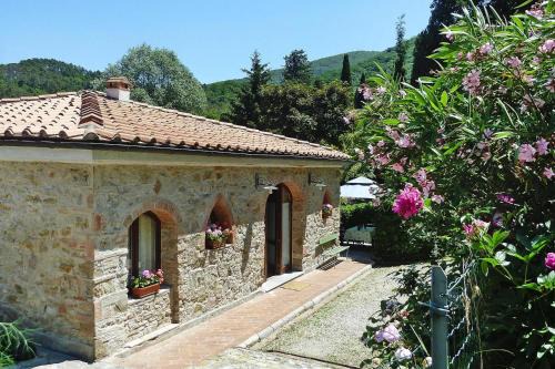 Rustic House in Tuscany with Shared Pool